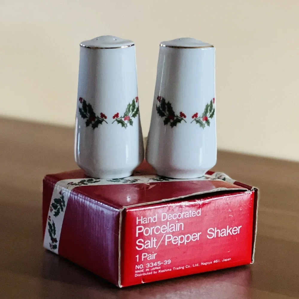 Vintage Gold Rim Holly & Berry Ceramic Salt & Pepper Shakers Holiday Party W Box